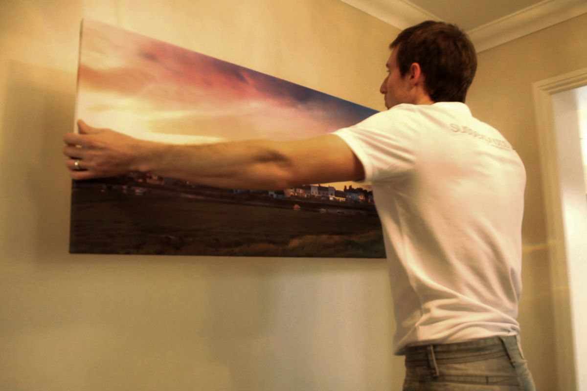 Hanging the artwork with a concealed locking system