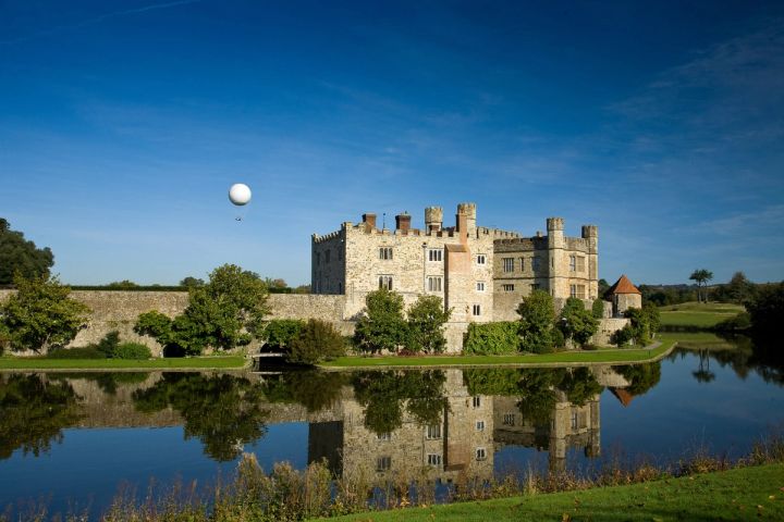 Balloon over the Castle