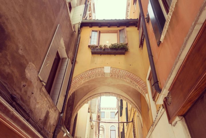 Archway over the Calle
